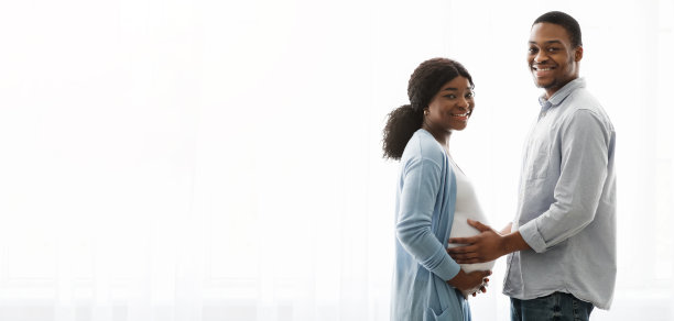 一对期待中的黑人情侣在白色背景下摆姿势图片下载