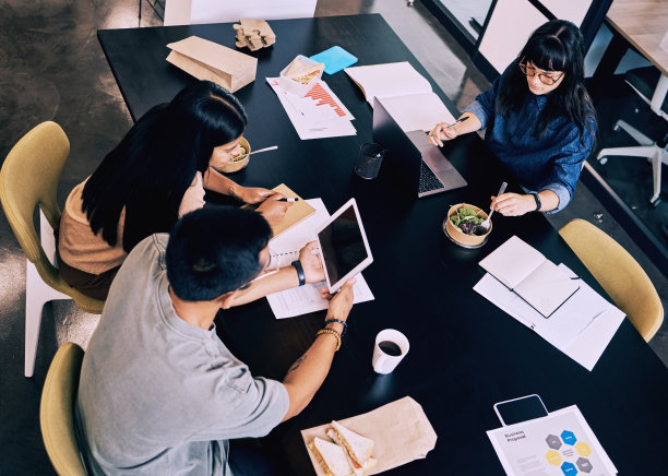 一群人在一起吃饭和工作图片下载