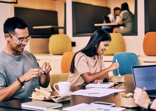 一群人在一起吃饭和工作图片下载