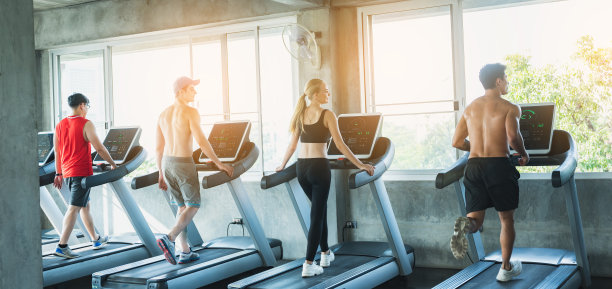 健康男女人在运动健身馆集体锻炼和训练，生活方式健康的朋友们在一起图片下载