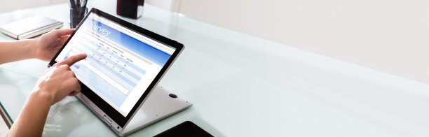 商人在数字笔记本电脑上填写在线调查表格图片下载