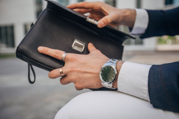 打开袋子的现代人图片下载