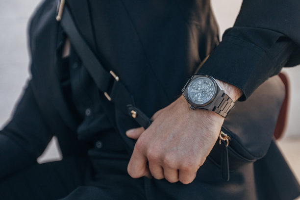 坐在椅子上的现代绅士图片下载