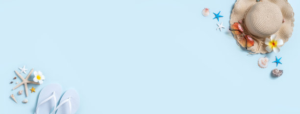 夏季海滩背景设计概念与贝壳，帽子，拖鞋在蓝色背景。图片下载