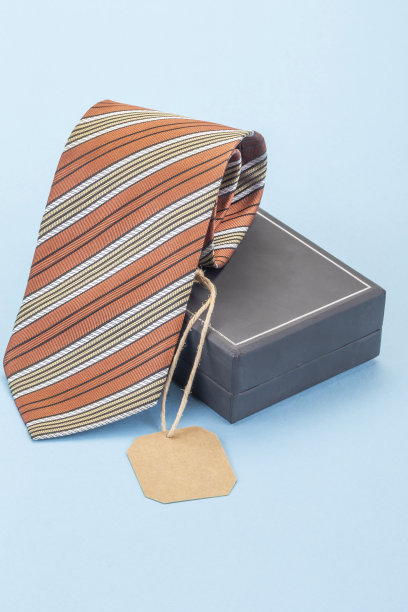 父亲节礼物与领带蓝色与标签图片下载