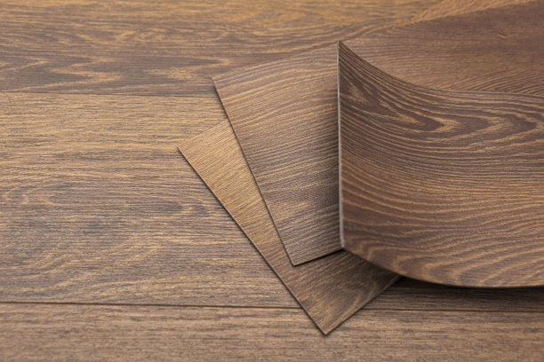 PVC塑料样品。乙烯地板。这些色板是棕色的，带有木质纹理。本空间图片下载