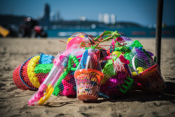 芭堤雅海滩出售儿童在沙滩上玩沙子的玩具图片下载