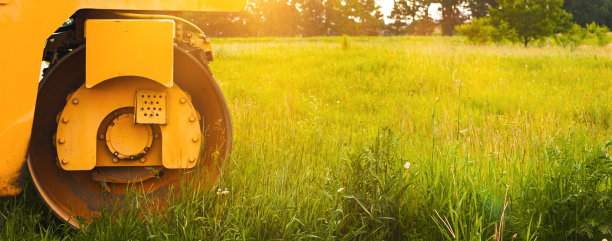 旗帜建设工地面积开发理念，绿地用重型机械，地面开发，复制空间照片图片下载