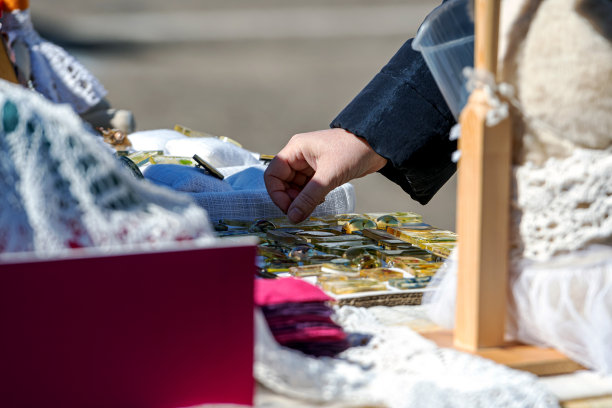 女人在商店挑选珠宝，手特写图片下载