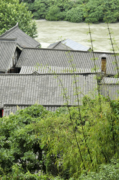 都江阳老城区的琉璃瓦屋顶图片下载