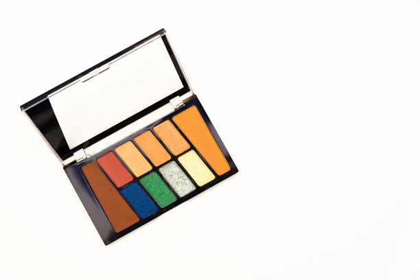 色彩鲜艳的眼影调色板上孤立的白色背景。化妆工具图片下载