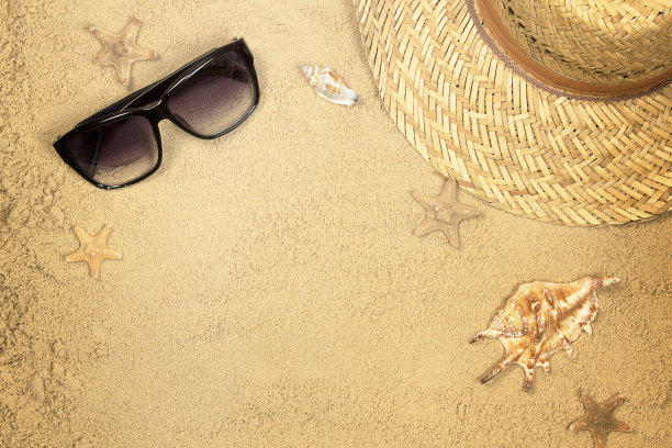 以沙滩为背景的夏日海滩度假配件。旅游、度假、旅游的概念。模拟设计与复制空间，俯视图。图片下载