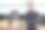 现代商人双臂交叉站在办公室里图片下载