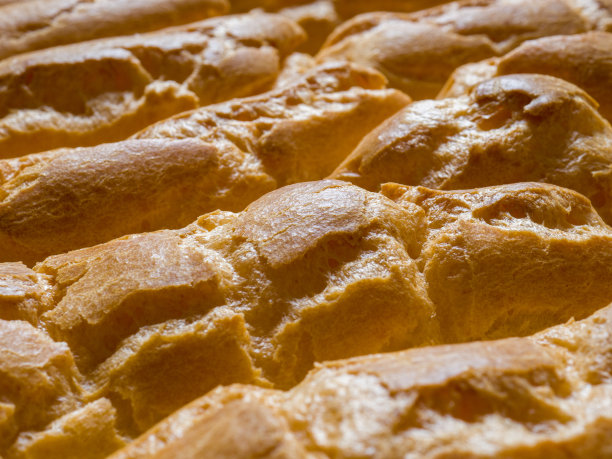 泡芙在烤箱后躺在烤纸上放在烤盘上图片下载