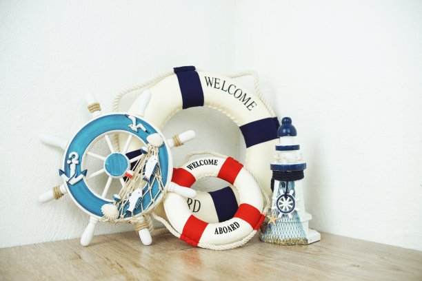 救生圈夏季室内装饰与空间副本在木制背景图片下载