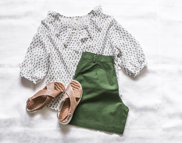 女性夏季服装-百慕大短裤，衬衫，凉鞋在浅色背景，俯视图图片下载