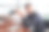 拿着文件坐着的家伙。女人和男人穿着正式的衣服一起在室内的办公室靠桌子工作图片下载