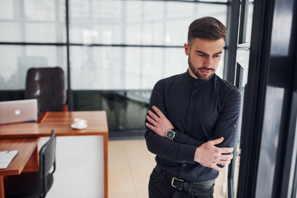 白天穿着正装站在室内的办公室职员图片下载