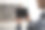 一个人拿着平板电脑，黑屏遮住了客厅的背景图片下载
