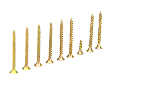 闭合的金属螺钉按一个螺钉排列，比其他螺钉短，以白色隔离。图片下载