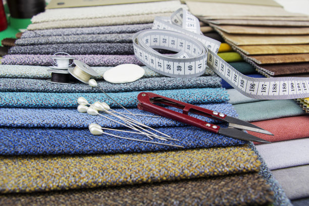 用剪刀、针和线织成的布。制衣、制造软垫家具。图片下载