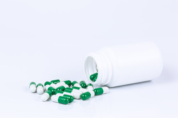 白色背景上的丸剂、胶囊和药瓶。前视图。平的。副本的空间。医学概念。白色背景上的一堆药丸图片下载