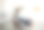 美丽的印度女人伸展在舒适的扶手椅，而阅读室内图片下载