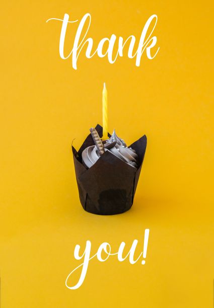 谢谢你短信贺卡。带蜡烛的巧克力蛋糕。假期图片下载