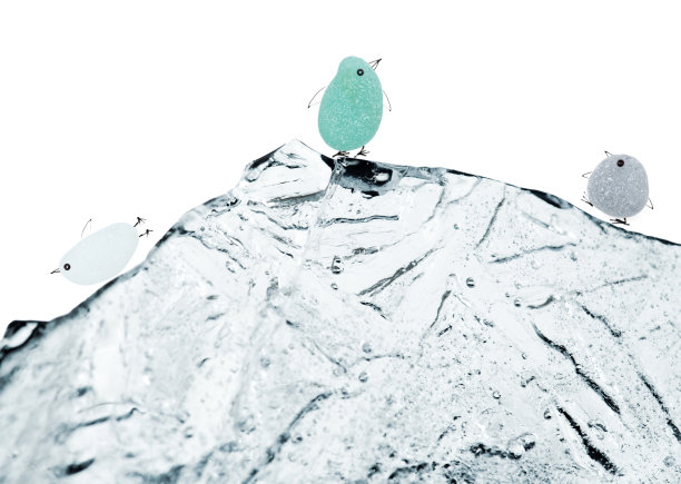 用一块海玻璃做成的有趣的小企鹅，腿和嘴画得很粗略图片下载