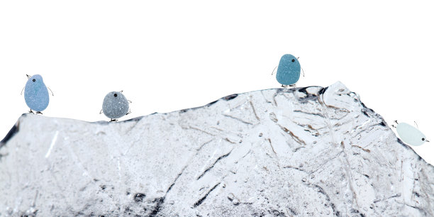 用一块海玻璃做成的有趣的小企鹅，腿和嘴画得很粗略图片下载