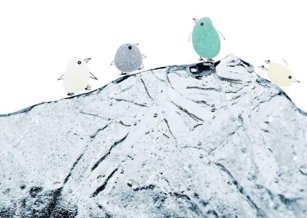 用一块海玻璃做成的有趣的小企鹅，腿和嘴画得很粗略图片下载