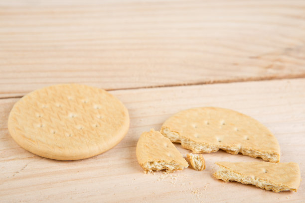 手工饼干在木桌上自制烘焙的概念图片下载