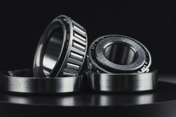 两个新的汽车轴承上的黑色背景接近图片下载