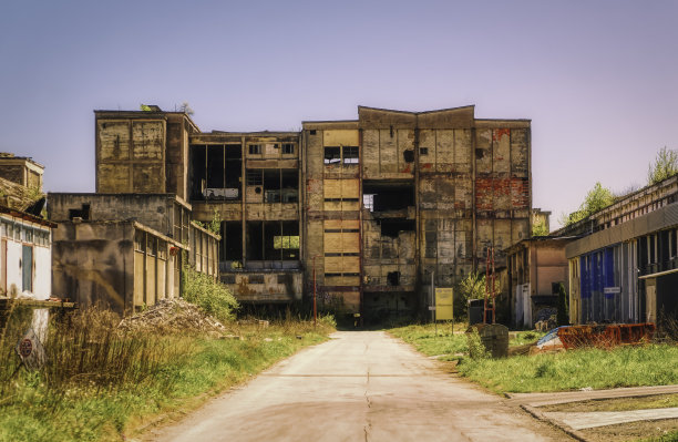 前南斯拉夫共产主义时期建造和使用的废弃工厂的遗迹。图片下载