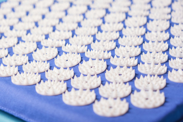 蓝色按摩针灸垫配白色按摩头，按摩垫用于放松和治疗图片下载