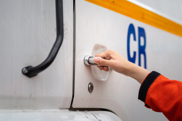 人们的手的动作是打开卡车的门。图片下载