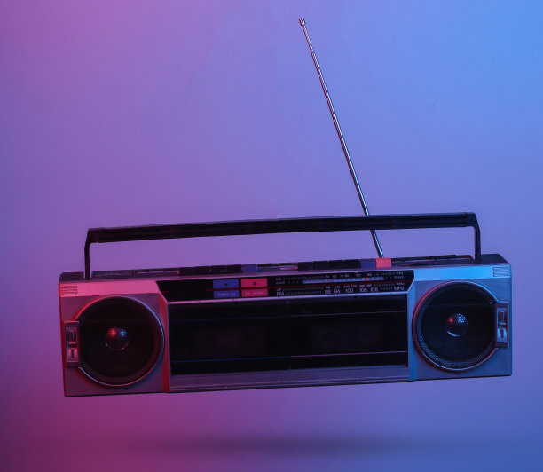 复古收音机录音机。在红蓝霓虹渐变光中。流行文化。3 d照片。80年代的复古波。极简主义图片下载