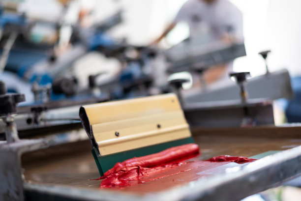 衬衫和纺织品上的丝网印刷的特写。图片下载