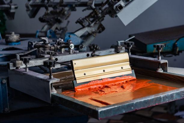 衬衫和纺织品上的丝网印刷的特写。图片下载