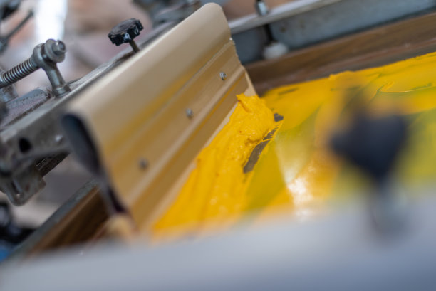 衬衫和纺织品上的丝网印刷的特写。图片下载