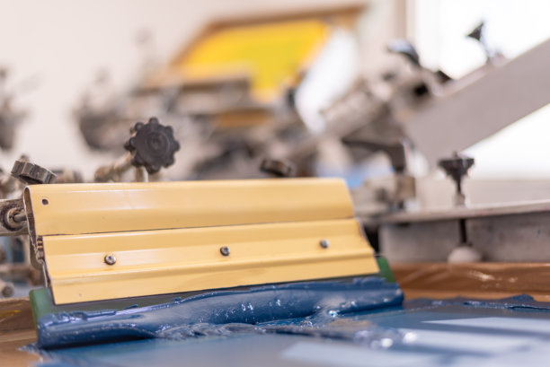 衬衫和纺织品上的丝网印刷的特写。图片下载