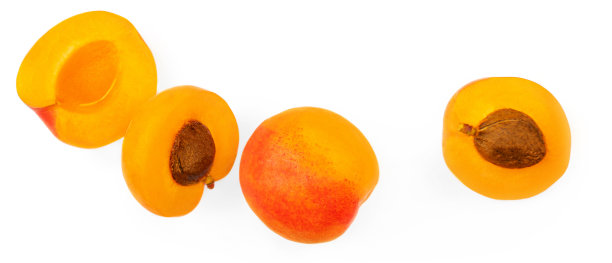 杏子的一半和整个孤立在白色的背景上。新鲜的杏子水果创意布局图片下载