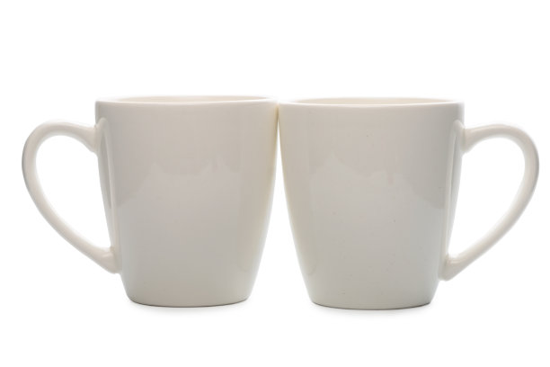 背景上是一对白色空咖啡杯，模型图片下载