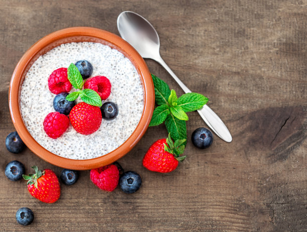 奇亚种子布丁由水果和新鲜的浆果在木材的背景。芡欧鼠尾草种子酸奶。图片下载