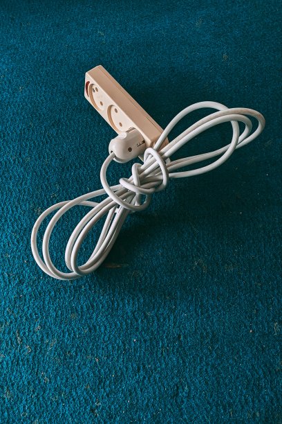 带插座的白色电源线卷轴图片下载