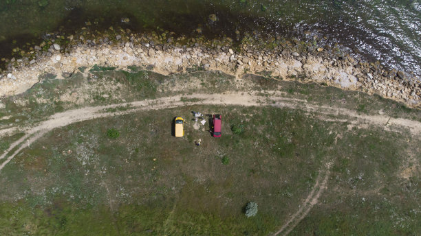 海滨汽车游客。鸟瞰图。图片下载