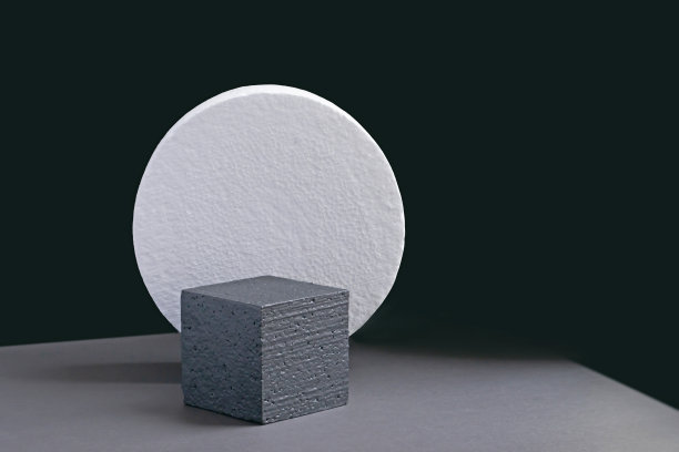 黑色方形代表产品展示，圆形白色舞台背景为化妆品。三维平台的概念由几何形状图片下载