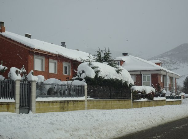 雪中的小屋图片下载