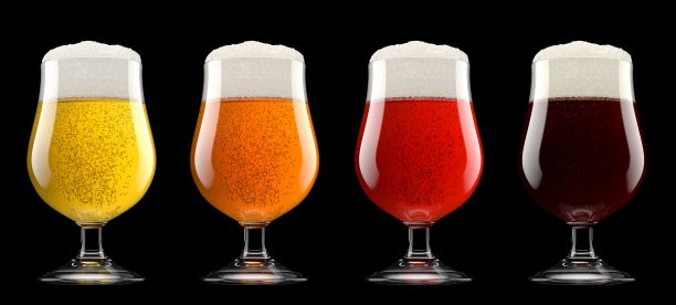 一套新鲜的啤酒与泡沫隔离在黑色的背景。图片下载