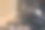 商人，程序员在他的笔记本电脑上搜索互联网上的关键字，在显示器上搜索布局块，用于广告，搜索框，对话框。背景模板。图片下载